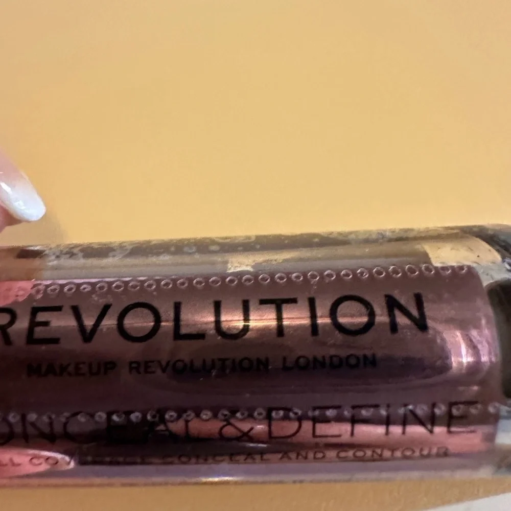 🩷5/$10 Revolution Conceal & Define Concealer